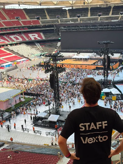 Equipo de Vexto supervisando la venta desde la grada de un estadio antes de un concierto