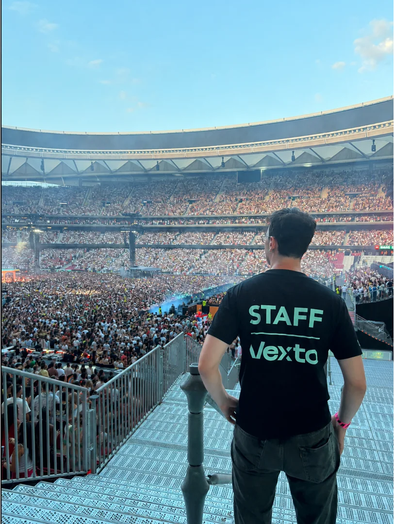 Estadio Metropolitano con el aforo completo durante un concierto, con personal de Vexto supervisando la operación